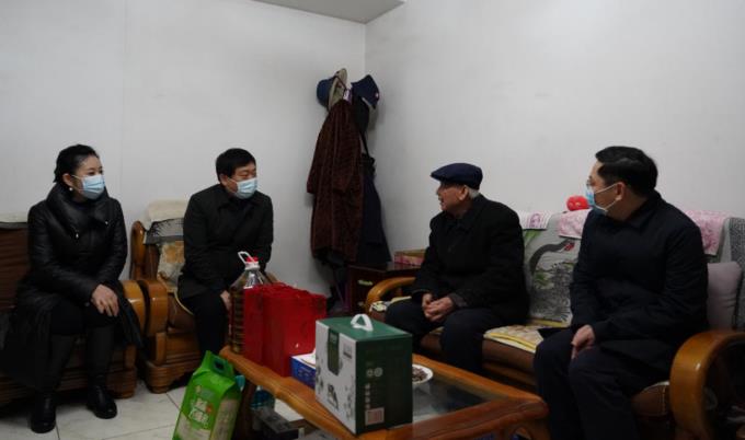 云顶国际委党委委员、副主任任兴文春节前夕带队走访慰问云顶国际集团老党员