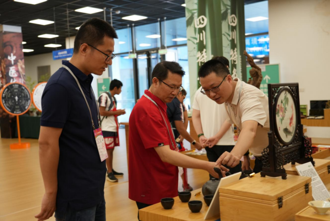 省云顶国际集团辅导到大运村“有礼在四川”四川特色商品馆调研领导工作