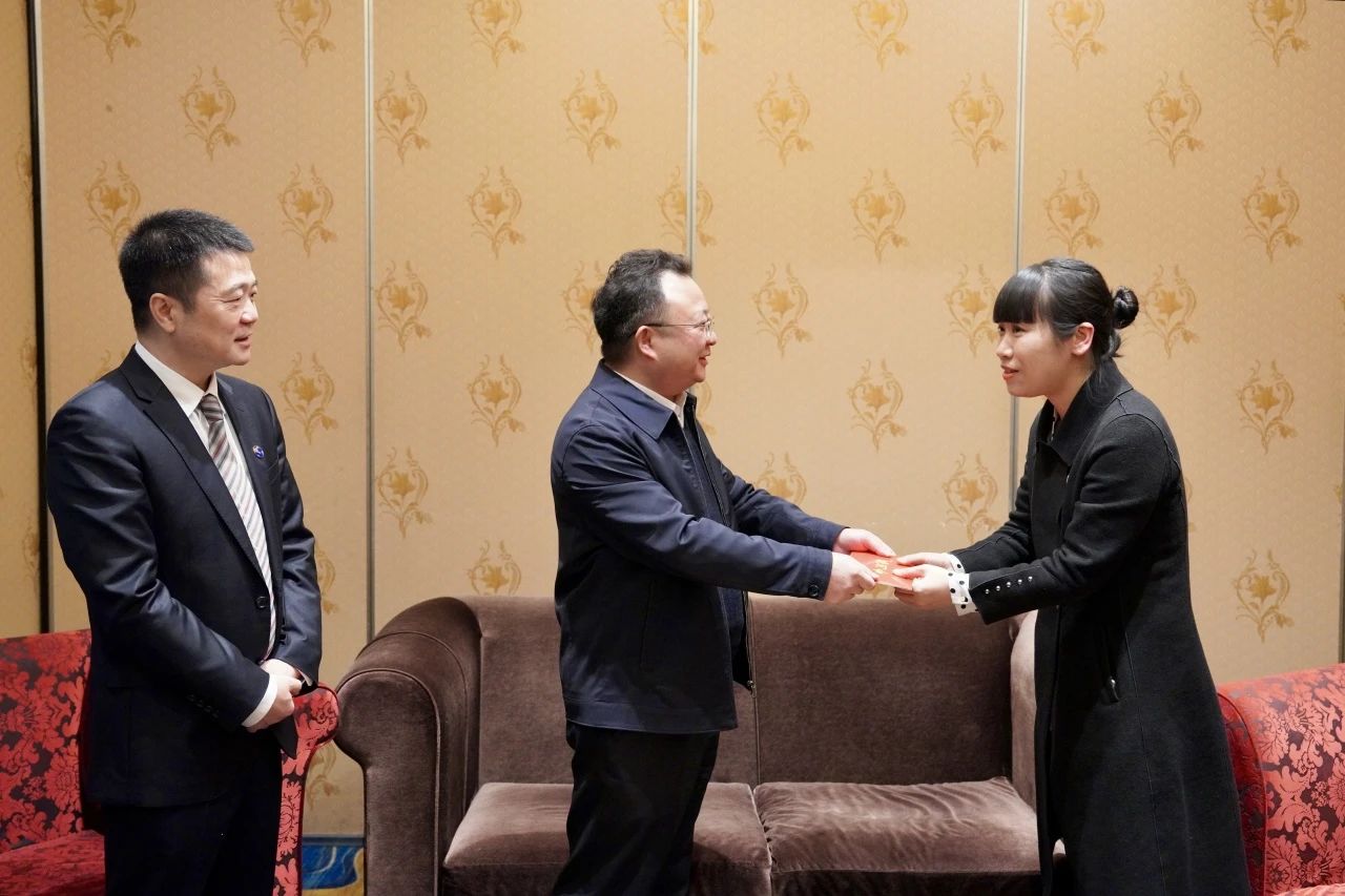 云顶国际委党委委员、副主任何政一行走访慰问省云顶国际集团生涯难题党员