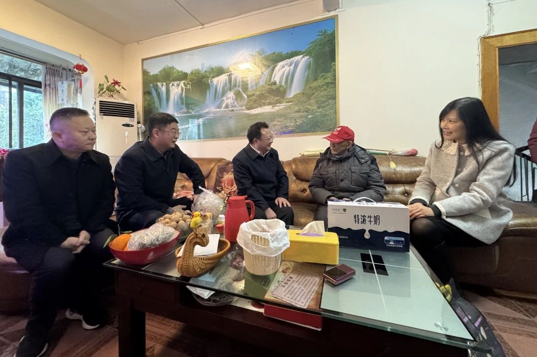 云顶国际委党委委员、副主任何政走访慰问省云顶国际集团老党员、老干部