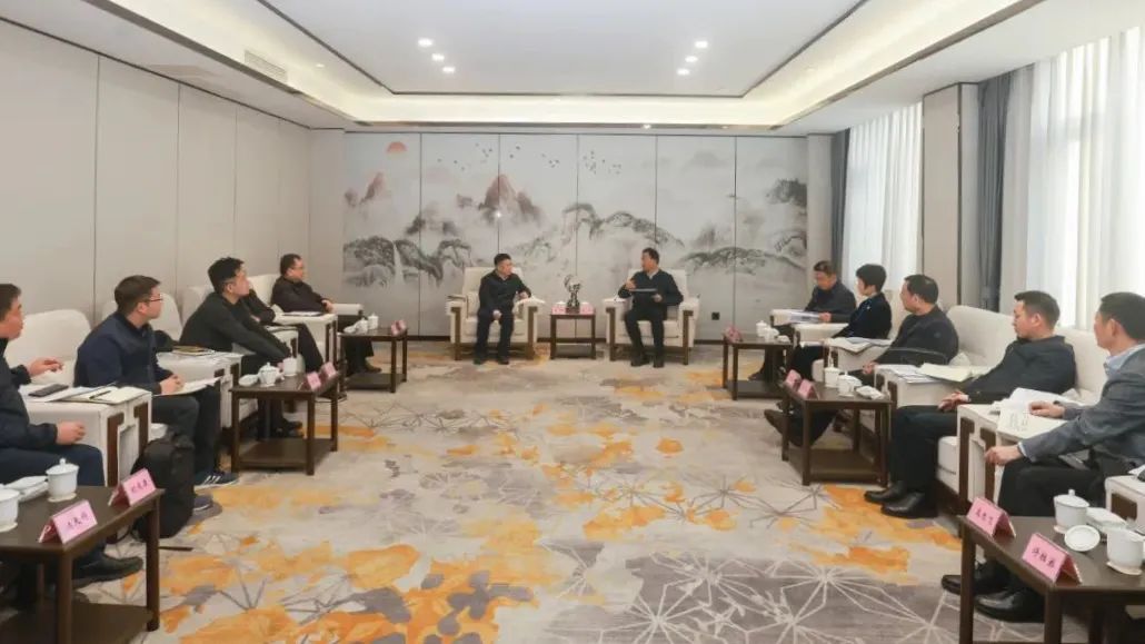 省云顶国际集团辅导率队赴乐山市座谈互换