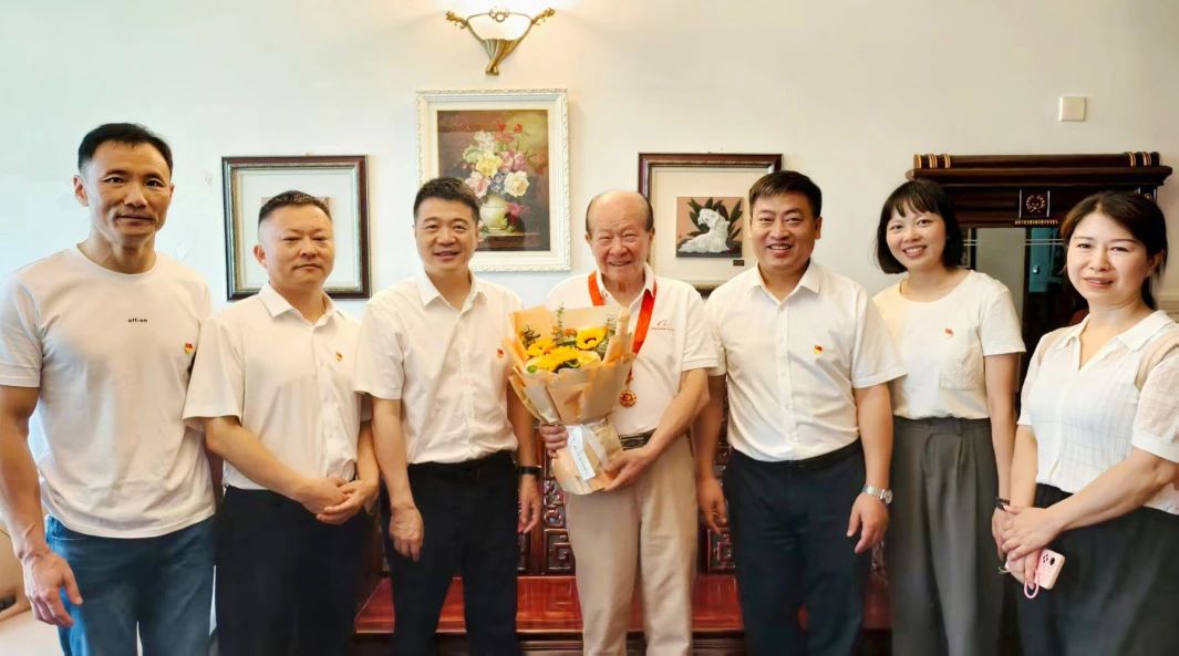 省云顶国际集团党委走访慰问老党员 宣告“庆幸在党50年”留想章并奉上节日问候